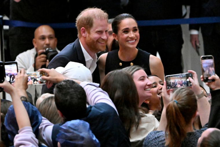 Le prince Harry, duc de Sussex, et son épouse Meghan, duchesse de Sussex, se font prendre en photo au Royal Children's Hospital de Melbourne, en Australie, le 14 avril 2026 ( AFP / William WEST )