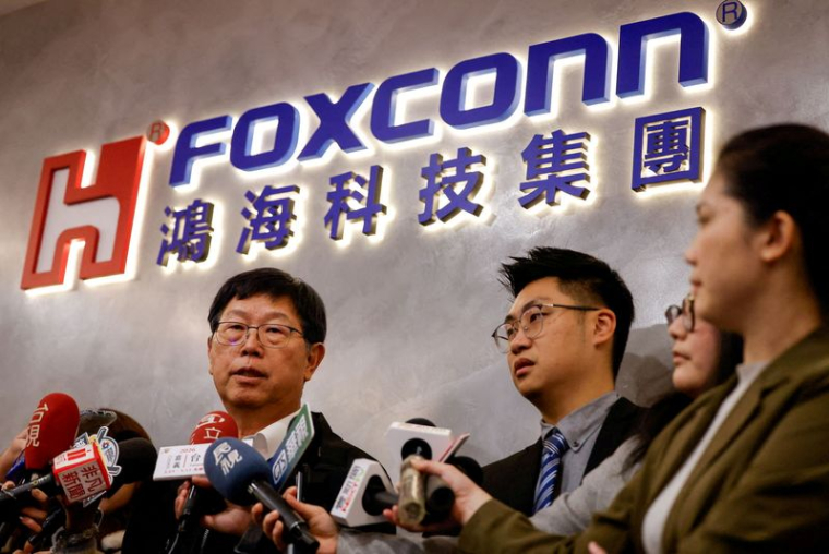 Young Liu, président de Foxconn, s'adresse à la presse à New Taipei City