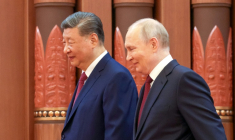 Ihoto diffusée par l'agence de presse russe Sputnik montrant le président russe Vladimir Poutine (d) et le président chinois Xi Jinping lors de leur rencontre à Pékin, le 20 mai 2026 ( POOL / Maxim Stulov )