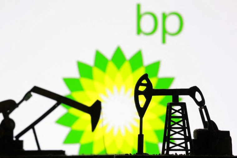 Illustration montrant des vérins de pompe à pétrole imprimés en 3D et le logo de BP