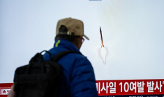 Un écran diffuse des informations, accompagnées d’images d’archives d’un tir de missile nord-coréen, à la gare de Séoul, le 29 octobre 2026 en Corée du Sud ( AFP / Philip FONG )