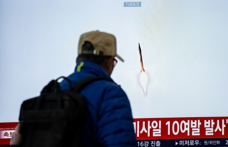 Un écran diffuse des informations, accompagnées d’images d’archives d’un tir de missile nord-coréen, à la gare de Séoul, le 29 octobre 2026 en Corée du Sud ( AFP / Philip FONG )