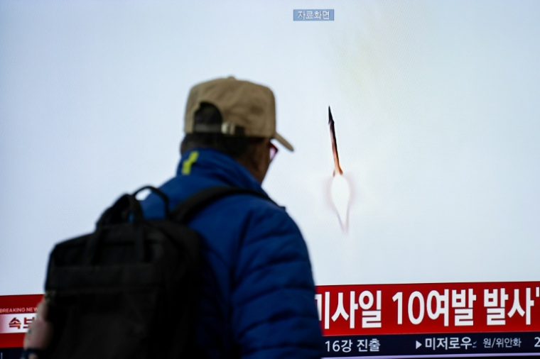 Un écran diffuse des informations, accompagnées d’images d’archives d’un tir de missile nord-coréen, à la gare de Séoul, le 29 octobre 2026 en Corée du Sud ( AFP / Philip FONG )
