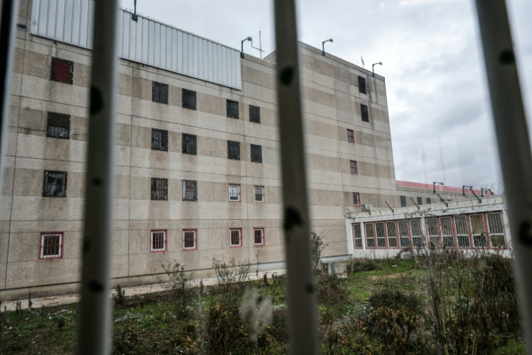 Les fenêtres des cellules du centre pénitentiaire de Nanterre, le 15 janvier 2026 dans les Hauts-de-Seine ( AFP / STEPHANE DE SAKUTIN )