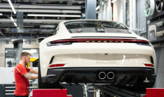 Un employé travaillant sur une Porsche 911, le modèle historique de la marque, à l'usine de Zuffenhausen, le 6 mars 2025 ( AFP / SILAS STEIN )