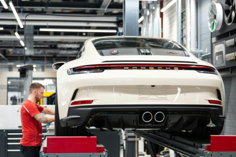 Un employé travaillant sur une Porsche 911, le modèle historique de la marque, à l'usine de Zuffenhausen, le 6 mars 2025 ( AFP / SILAS STEIN )