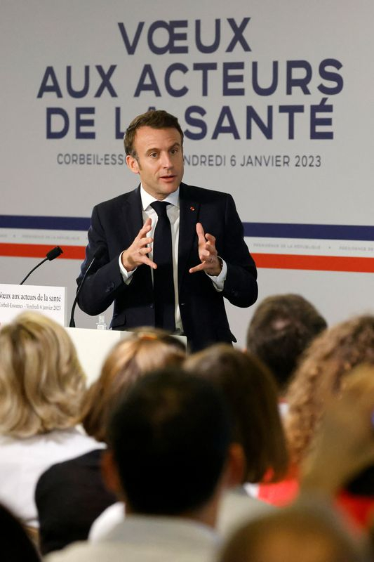 Le président français Emmanuel Macron adresse ses vœux de nouvel an au personnel de santé