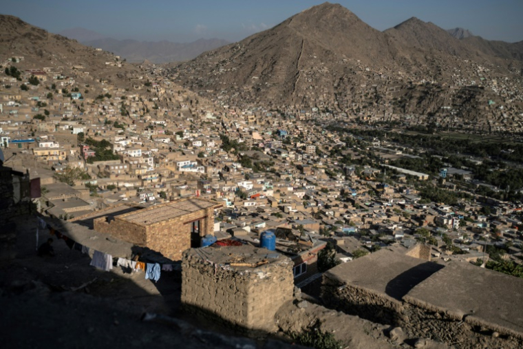 Vue générale de Kaboul, le 3 août 2025, où de nombreux Afghans ont un mal croissant à se loger, surtout ceux revenus du Pakistan et d'Iran récemment ( AFP / Wakil KOHSAR )