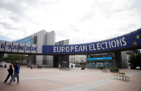 Un panneau annonçant les prochaines élections européennes, au Parlement européen à Bruxelles