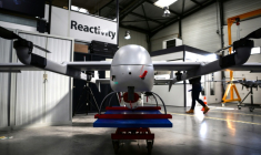 Un drone à l'usine Survey Copter, filiale d'Airbus, à Pierrelatte, le 31 mars 2026 dans la Drôme ( AFP / OLIVIER CHASSIGNOLE )