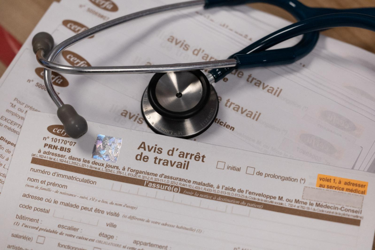 En France, aucune durée maximale d'arrêt maladie n'est prévue par la loi. Néanmoins, des recommandations existent pour certaines pathologies. ( AFP / FRED TANNEAU )