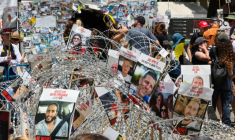 Des portraits d'otages accrochés sur des barbelés lors d'une manifestation de leurs proches à Tel-Aviv, le 2 août 2025 ( AFP / Jack GUEZ )
