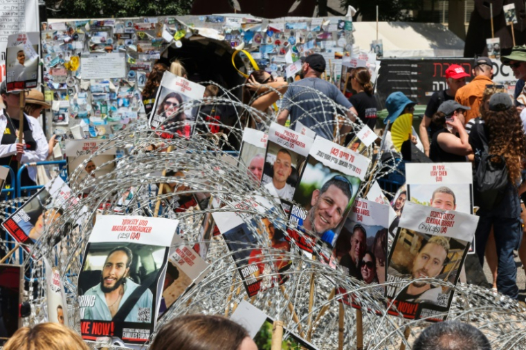 Des portraits d'otages accrochés sur des barbelés lors d'une manifestation de leurs proches à Tel-Aviv, le 2 août 2025 ( AFP / Jack GUEZ )