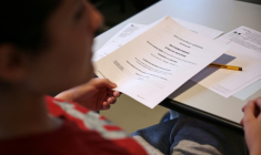 Un élève passe l'épreuve anticipée de mathématiques au baccalauréat, le 12 juin 2026, à Paris ( POOL / SIMON WOHLFAHRT )