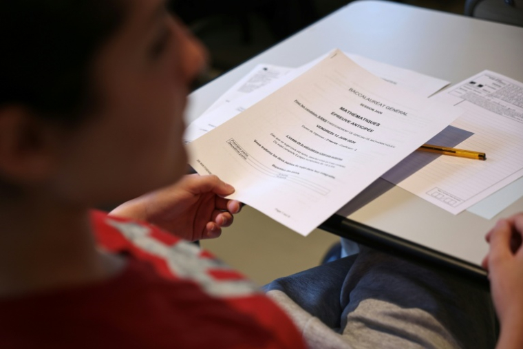 Un élève passe l'épreuve anticipée de mathématiques au baccalauréat, le 12 juin 2026, à Paris ( POOL / SIMON WOHLFAHRT )