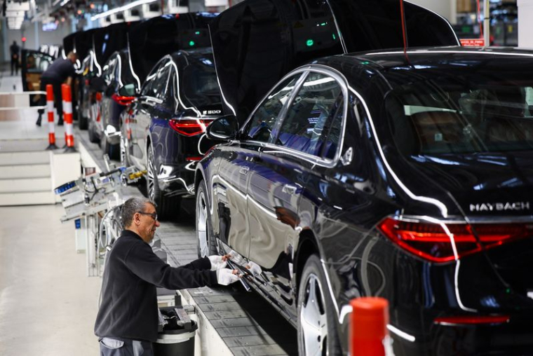 Un ouvrier fixe une pièce sur une voiture Mercedes à l'usine 56 à Sindelfingen