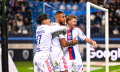Pavel Šulc tresse des lauriers à Corentin Tolisso