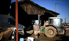 L'agriculteur Jérôme Caze dans sa ferme à Meilhan-sur-Garonne, le 23 janvier 2025 dans le Lot-et-Garonne ( AFP / Christophe ARCHAMBAULT )