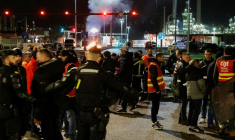 Photo des forces de l'ordre et et des salariés grévistes à la raffinerie de Gonfreville