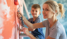 (Crédits photo : Adobe Stock - Une mère et son fils faisant ensemble de la peinture murale dans une pièce de la maison)