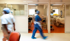 Du personnel médical passe devant la chambre d'un patient au CHU de Pointe-à-Pitre, en Guadeloupe, le 3 septembre 2021 ( AFP / Carla BERNHARDT )