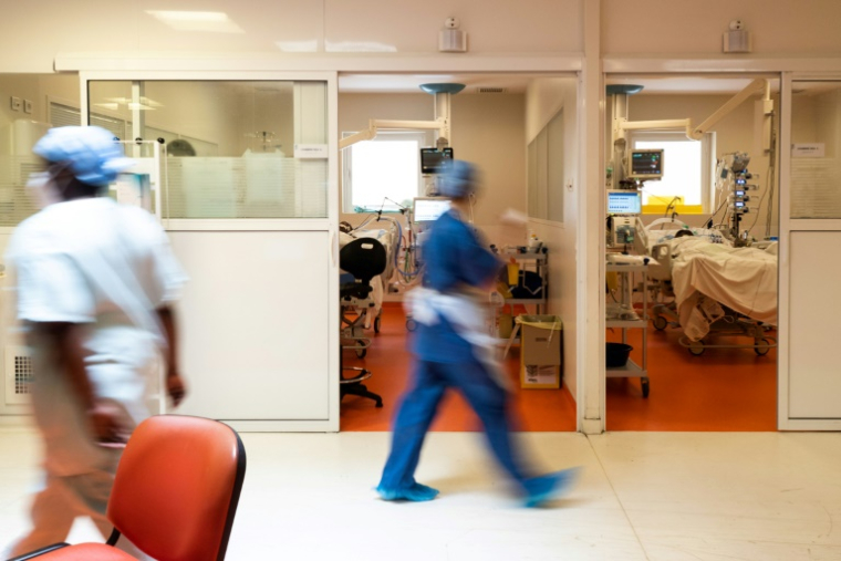Du personnel médical passe devant la chambre d'un patient au CHU de Pointe-à-Pitre, en Guadeloupe, le 3 septembre 2021 ( AFP / Carla BERNHARDT )