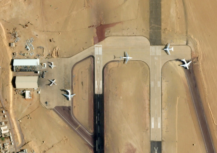 Photo satellite fournie par Planet Labs PBC montrant des avions-cargos Ilyushin Il-76D utilisés pour transporter des armes et des mercenaires au Soudan, selon des sources interrogées par l'AFP, le 7 octobre 2025 à Koufra dans le sud-est de la Libye ( 2025 Planet Labs PBC / Handout )