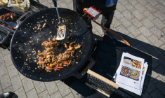 Préparation d'un plat à Hägersten, au sud de Stockholm, lors d'une initiative visant à sensibiliser aux repas qui peuvent être préparés dans des conditions d'état d'urgence, le 23 septembre 2025 en Suède ( AFP / Jonathan NACKSTRAND )