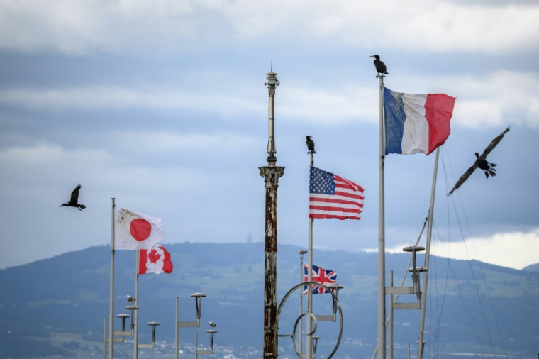 Les drapeaux des pays participant au G7 à Evian, le 10 juin 2026 ( AFP / Fabrice COFFRINI )