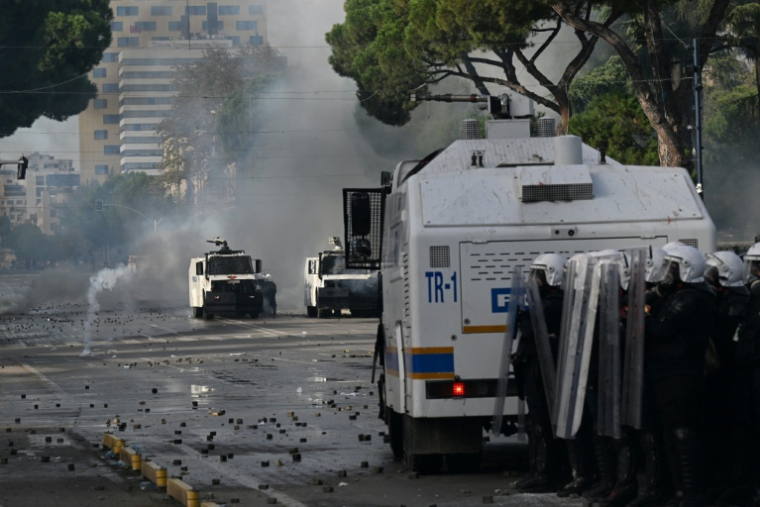Des policiers antiémeutes dispersent des manifestants qui dénoncent mauvaises conditions d'études, la corruption et exigent la démission du Premier ministre albanais Edi Rama, le 24 octobre 2026 à Tirana ( AFP / Armend NIMANI                      )