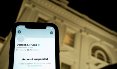 Une illustration montre le compte Twitter suspendu de Donald Trump devant la Maison Blanche à Washington