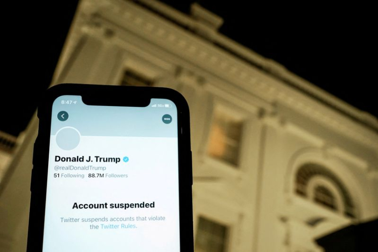Une illustration montre le compte Twitter suspendu de Donald Trump devant la Maison Blanche à Washington