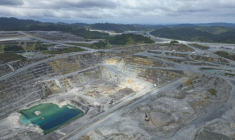 Vue aérienne de la mine de cuivre à ciel ouvert de la compagnie canadienne First Quantum Minerals, à Donoso, au Panama, le 21 mars 2025 ( AFP / Martín Bernetti )