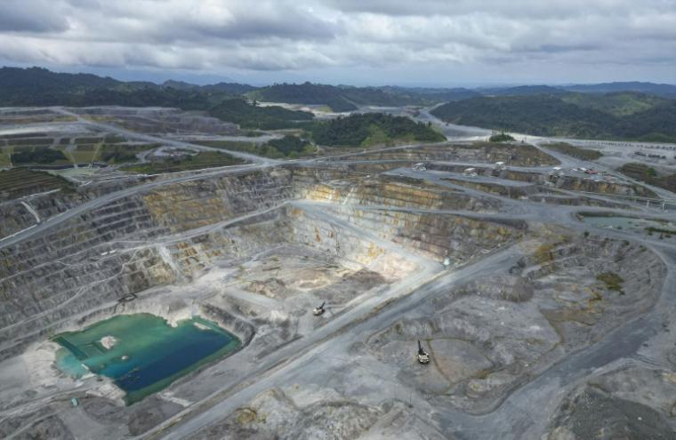 Vue aérienne de la mine de cuivre à ciel ouvert de la compagnie canadienne First Quantum Minerals, à Donoso, au Panama, le 21 mars 2025 ( AFP / Martín Bernetti )
