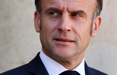 Le président Emmanuel Macron attend au palais de l'Élysée