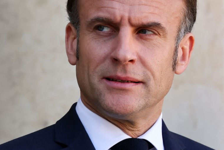 Le président Emmanuel Macron attend au palais de l'Élysée
