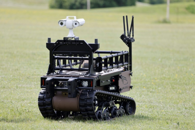 Un robot expérimental est présenté lors du challenge CoHoMa, dans un camp d'entraînement militaire de la gendarmerie nationale à Beynes, à l'ouest de Paris, le 6 mai 2025 ( AFP / Ludovic MARIN )