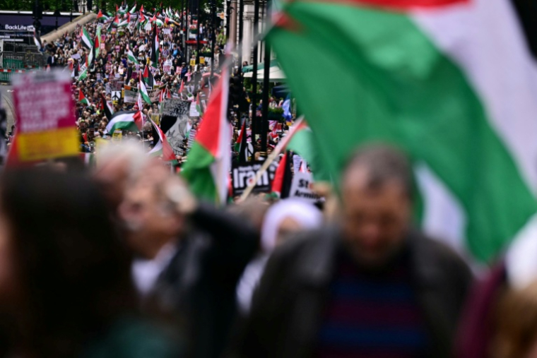 Des manifestants portant des drapeaux palestiniens à Londres le 16 mai 2026 ( AFP / Ben STANSALL )