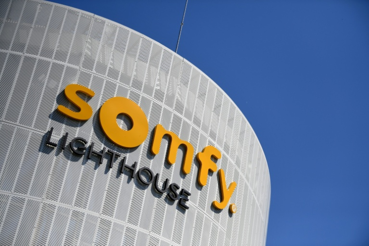 Le constructeur de moteurs de volets roulants et de domotique Somfy "envisage une réorganisation" et la suppression de 550 postes, dont 350 en France ( AFP / JEAN-PIERRE CLATOT )