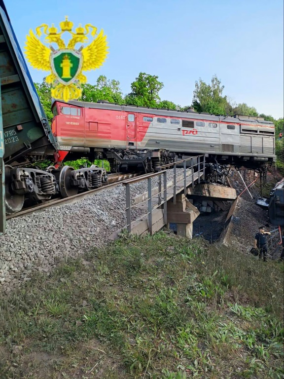 Photo publiée par le parquet des transports interrégionaux de Moscou, le 1er juin 2025, montrant des opérations de secours sur le site de l'effondrement d'un pont ferroviaire dans la région de Koursk ( Parquet des transports interrégionaux de Moscou / Handout )