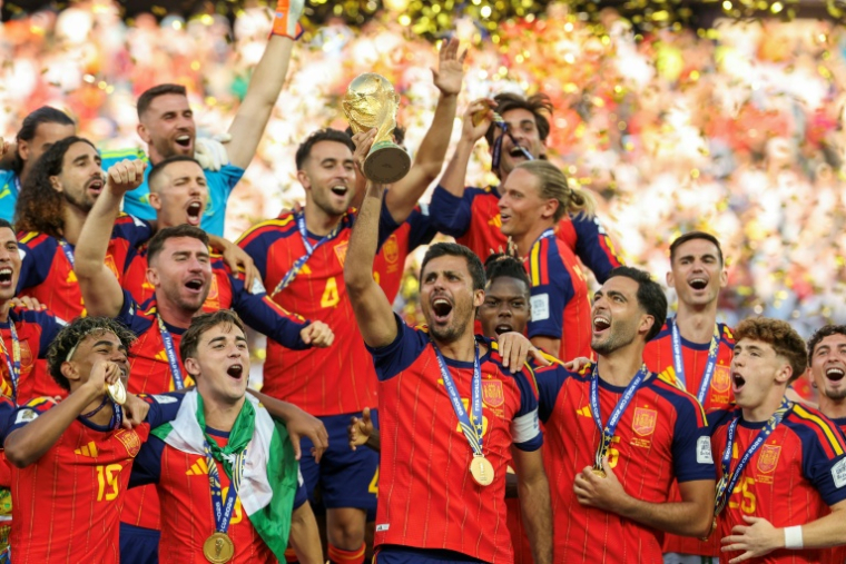 L'équipe d'Espagne brandit son trophée après sa victoire face à l'Argentine en finale du Mondial 2026 de football, le 19 juillet 2026 à East Rutherford ( AFP / Odd ANDERSEN )