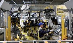 Un ouvrier travaille à l'usine Zeek à Cixi