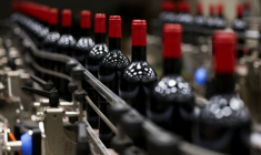 Une chaine d'étiquetage de bouteilles de vin, en Espagne