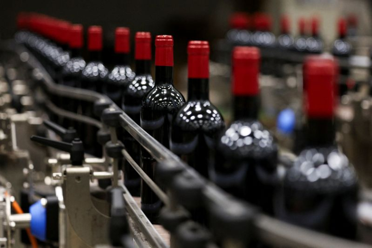 Une chaine d'étiquetage de bouteilles de vin, en Espagne