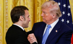 Emmanuel Macron et Donald Trump à Washington, aux États-Unis, le 24 février 2025. ( AFP / LUDOVIC MARIN )