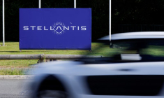 Le logo de Stellantis à l'entrée de l'usine de l'entreprise à Hordain