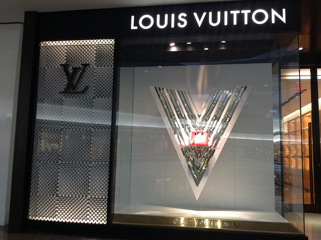 Le secteur du luxe reflète l’image de la France. La Bourse a salué d’une manière exceptionnelle ce succès du luxe à la française, à tel point que LVMH est devenue la première capitalisation boursière française (Crédit : Flickr m-mozart)