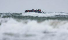 Des personnes à bord d'une embarcation de fortune tentent la traversée de la Manche au large de la plage d'Hardelot, le 13 août 2025 ( AFP / Sameer Al-DOUMY )