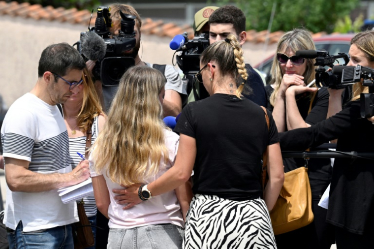 Une élève et sa mère répondent à des journalistes devant le collège où une surveillante est décédée après avoir été poignardée par un élève de 14 ans, le 10 juin 2025 à Nogent, en Haute-Marne ( AFP / Jean-Christophe VERHAEGEN )