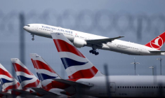 Le Boeing 777 de Turkish Airlines décolle devant un avion de British Airways stationné à l'aéroport d'Heathrow à Londres